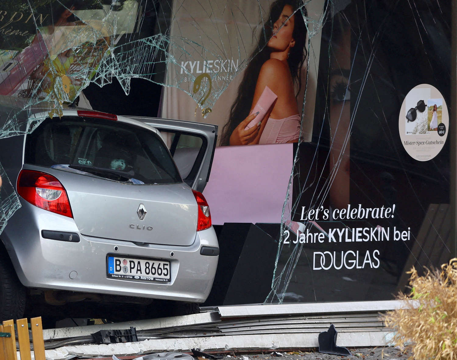 Берлинд хүмүүсийг машинаар дайрсан халдлага боллоо. 1 хүн амиа алдаж, 14 хүн гэмтэв, zio Bensch/Reuters