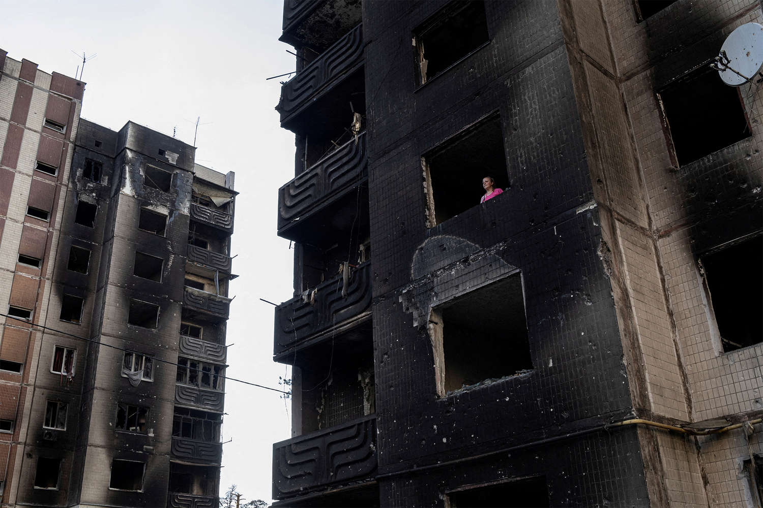 Украины Ирпень хотын эмэгтэй гэрийнхээ цонхоор, Marko Djurica/Reuters