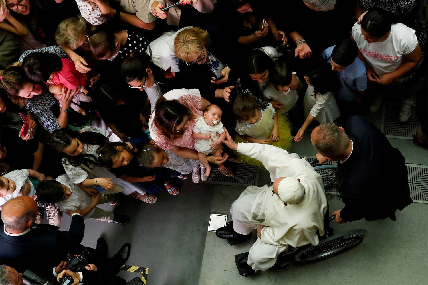 Франциск пап Италийн цэргүүдтэй уулзах үеэрээ загалмайлж байгаа нь, Remo Casilli/Reuters